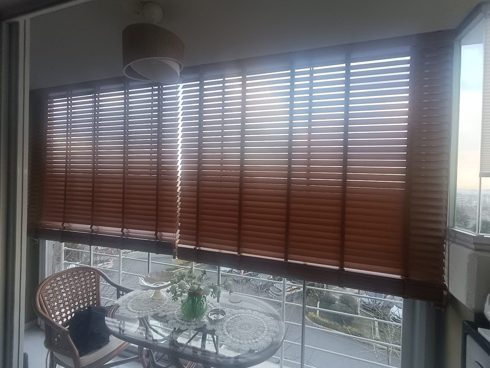 Ahşap jaluzi manzaralı