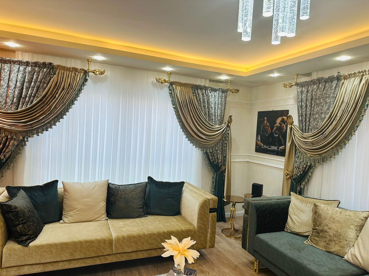 Kahverengi ahşap jaluzi fon